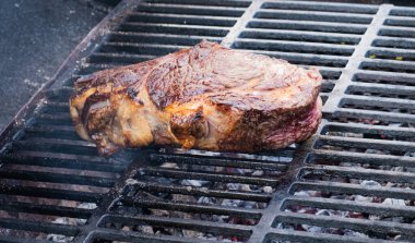 Pişmiş ızgara biftek, altın, sulu, lezzetli et.