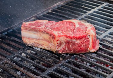 Etik açıdan gelişmiş, taze kesilmiş organik kaburga bifteği az pişmiş.