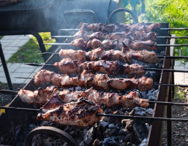 Et kömür dilimlerinde, kebap ızgarada pişirilir.