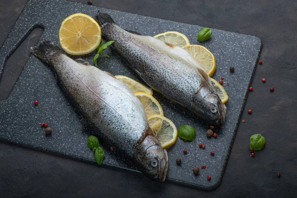 Trucha Arco Iris Con Limón Una Tabla Cortar Oscura Pimienta — Foto de Stock