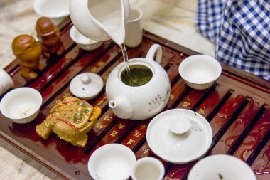 Çin çay seremonisi, yeşil çay ve yemek takımı.