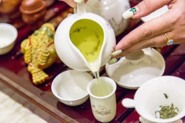 Çin çay seremonisi, yeşil çay ve yemek takımı.
