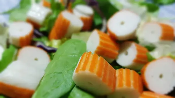 Сурими и салат из рукколы с видом на макрос — стоковое фото