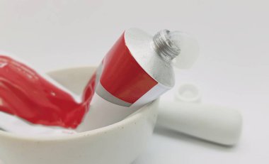 Küçük bir vazelin tüp havan ve tokmak çıkışı 