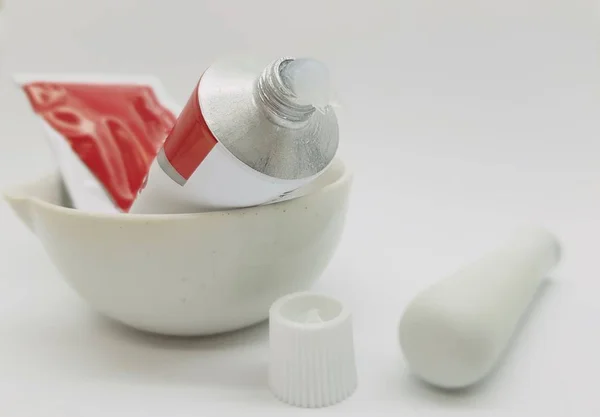 Küçük bir vazelin tüp havan ve tokmak çıkışı 