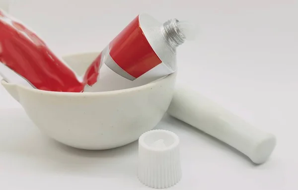 Küçük bir vazelin tüp havan ve tokmak çıkışı 