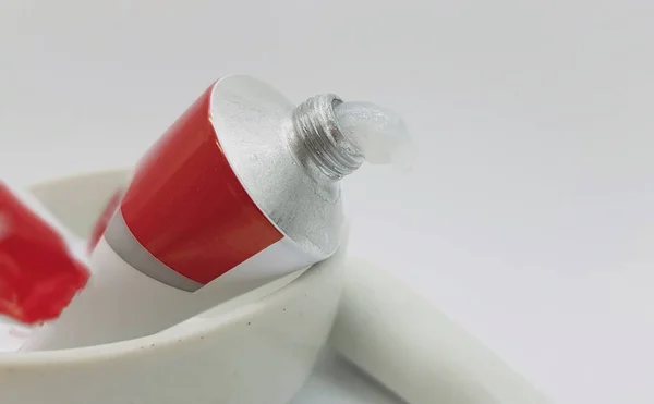 Saída de uma pequena quantidade de argamassa tubo vaselina e pilão — Fotografia de Stock