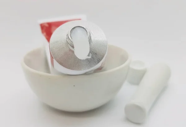 Küçük bir vazelin tüp havan ve tokmak çıkışı 