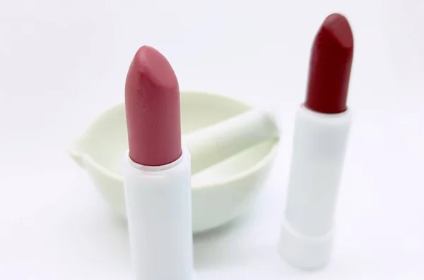 Lápiz labial rojo y mortero aislados — Foto de Stock