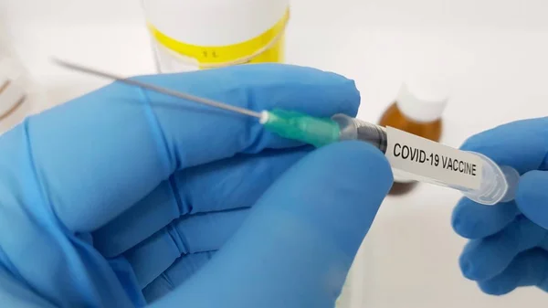 Рука Синьою Захисною Рукавичкою Тримає Досліджену Вакцину Проти Коронавірусу — стокове фото