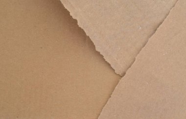 Üst üste bindirilmiş katmanlar halinde düzenlenmiş yırtık kenarlı karton.
