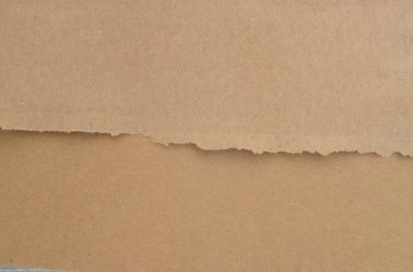 Üst üste bindirilmiş katmanlar halinde düzenlenmiş yırtık kenarlı karton.