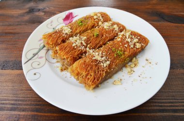 Kadayif, Türk tatlısı. Ahşap zemin üzerinde porselen plaka üzerinde.