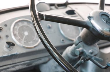 Eski kamyon hız göstergesi ve gösterge paneli.