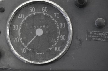 Eski kamyon hız göstergesi ve gösterge paneli.