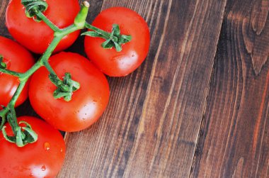 Eski ahşap arka planda kırmızı domatesler.