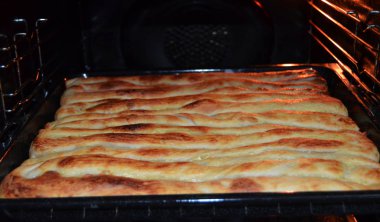 Fırında pişirilmiş ev yapımı patates turtası..