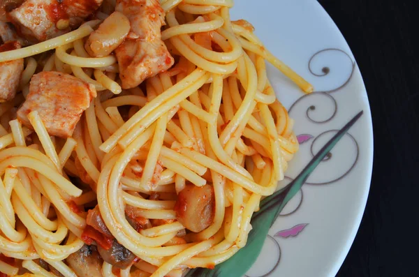 Spaghetti Mit Huhn Und Champignons Sauce — Stockfoto