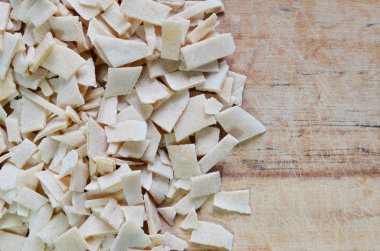 Tahta yüzeye serpiştirilmiş ev yapımı makarna.