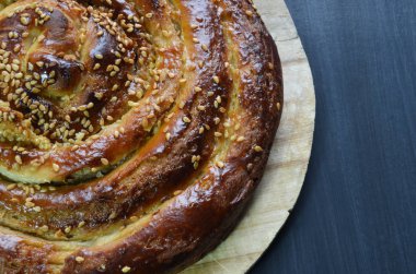 Tahini Burrito ahşap servis tabağında