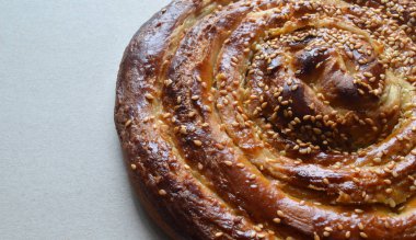 Tahini Burrito ahşap servis tabağında