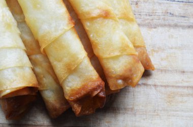 Tahta bir masada ev yapımı peynirli börek..