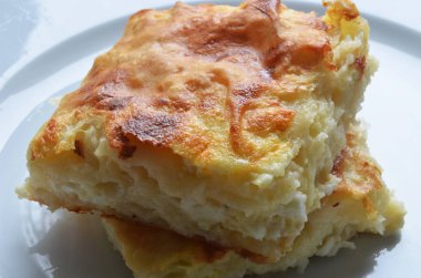 Siyah arka planda ev yapımı peynirli börek.