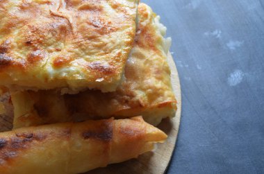 Siyah arka planda ev yapımı peynirli börek.