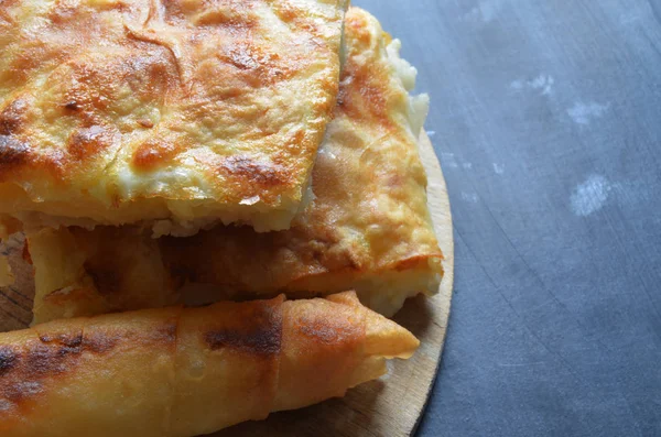 Siyah Arka Planda Yapımı Peynirli Börek — Stok fotoğraf