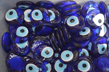 Mavi cam boncuklu soyut arkaplan..