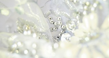 Düğün temalı boncuklarla süslenmiş beyaz arkaplan.