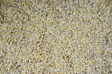 Sarı duvar. Dökülmüş duvarlarda yıpranmış eski boyalar.