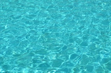 Güneş ışığında parlayan havuz suyuyla yaratıcı bir zemin.