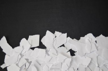 Üst üste binen yırtık kağıtlarla yaratıcı arkaplan.