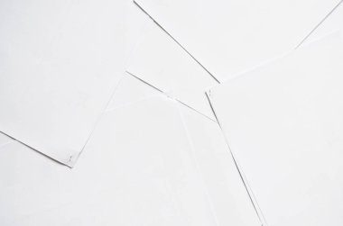 A4 kağıtlarının dağıtıldığı yaratıcı bir arkaplan.