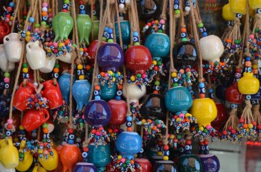 El yapımı kültürel nazar boncukları ve seramik nesneler..