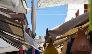 Kültür pazarı ve kumaştan yapılmış eski güneşlikler..