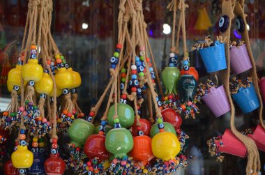 El yapımı kültürel nazar boncukları ve seramik nesneler..