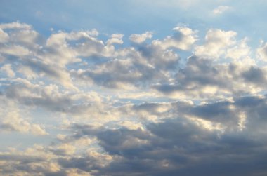 Bulutlar ve mavi gökyüzü ile doğa arkaplanı.