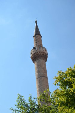Mavi gökyüzü ve minare 