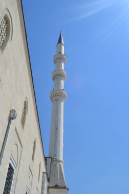 Mavi gökyüzü ve cami minaresi.