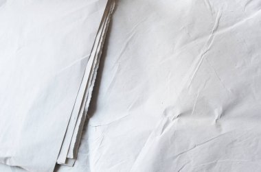 Buruşmuş kağıtlarla kaplanmış yaratıcı bir arka plan..