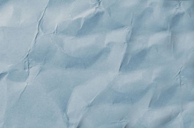 Kırışmış beyaz kağıdın dağınık kaplamasına sahip yaratıcı bir zemin.