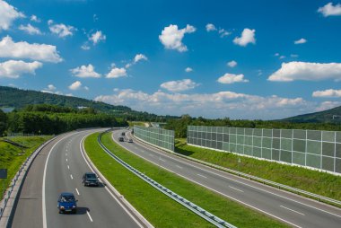 Mavi Gökyüzü bulutlu karşı Otoban