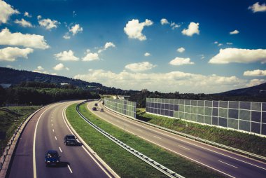 Mavi Gökyüzü bulutlu karşı Otoban