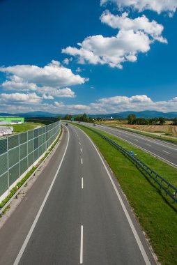 Mavi Gökyüzü bulutlu karşı Otoban