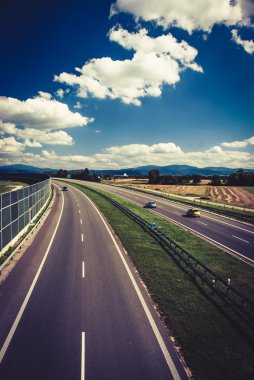 Mavi Gökyüzü bulutlu karşı Otoban