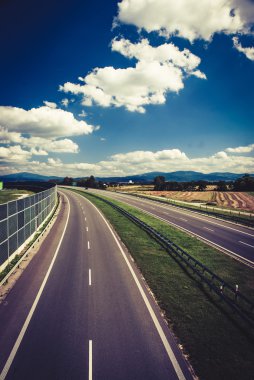 Mavi Gökyüzü bulutlu karşı Otoban