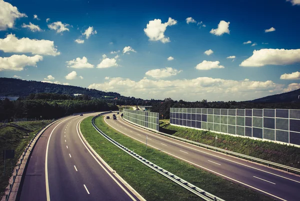 Carretera contra el cielo azul con nubes — Foto de Stock