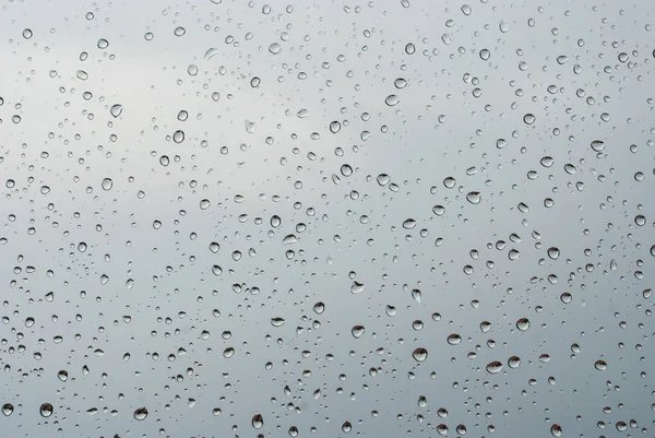 Esőcseppek od ablaküveg felhős ég, mint háttér — Stock Fotó